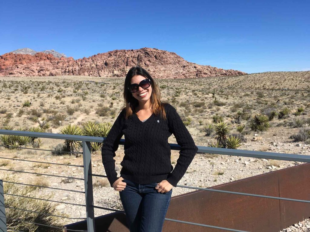 mulher vestida de preto tirando uma foto no deserto em las vegas