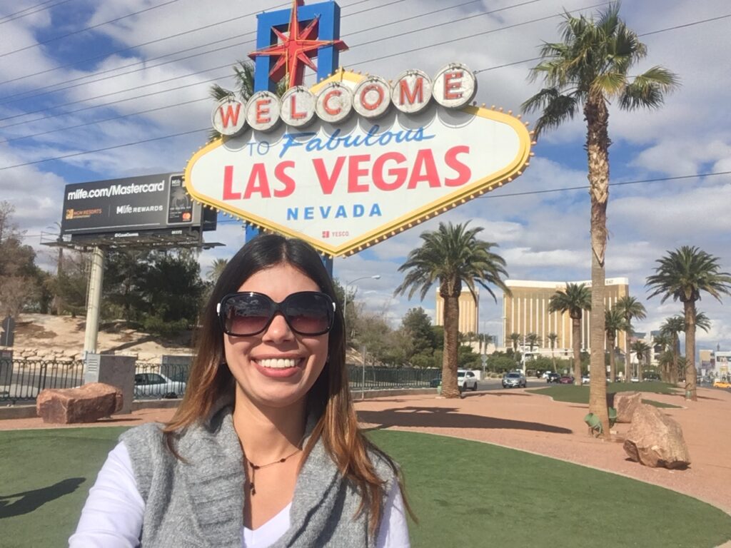 mulher em frente ao letreiro de las vegas