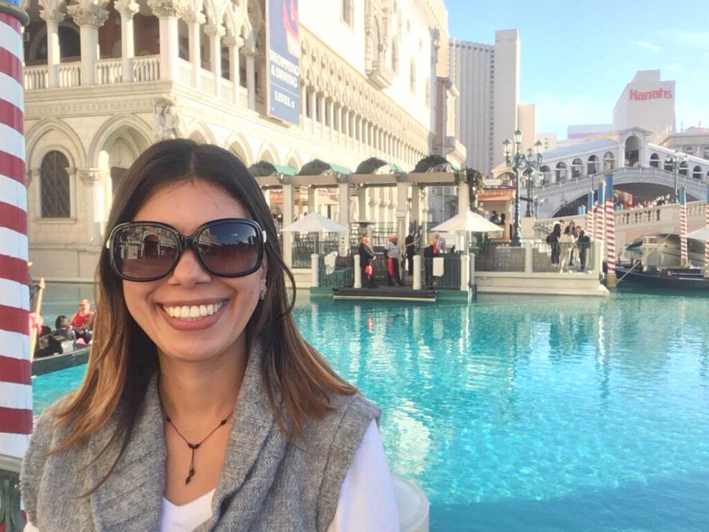 mulher com veneza falsa ao fundo recriada em um hotel de las vegas.