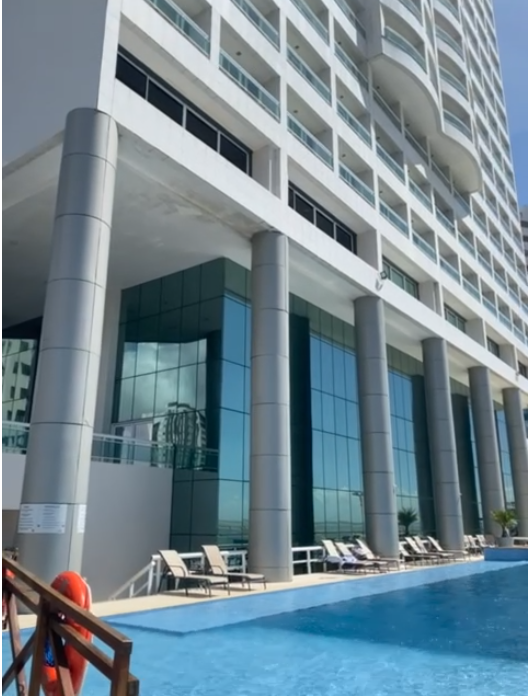 Fachada do hotel Luzeiros em São Luís do Maranhão com imagem da piscina