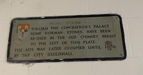 placa em Winchester falando onde se localizava o castelo de Guilherme o Conquistador