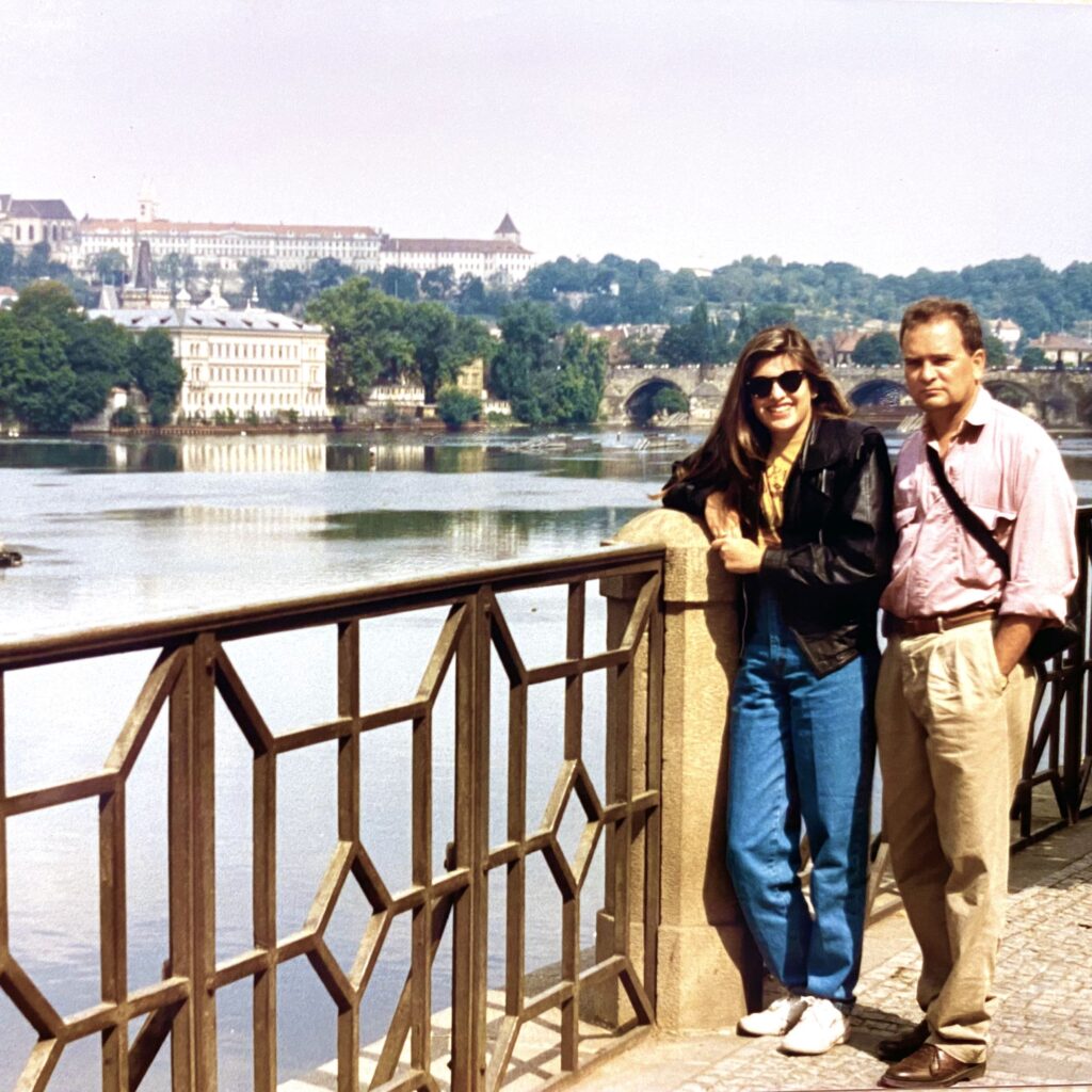 pai e filha em Praga, ao fundo o castelo e a Ponte Carlos, nos ano 90