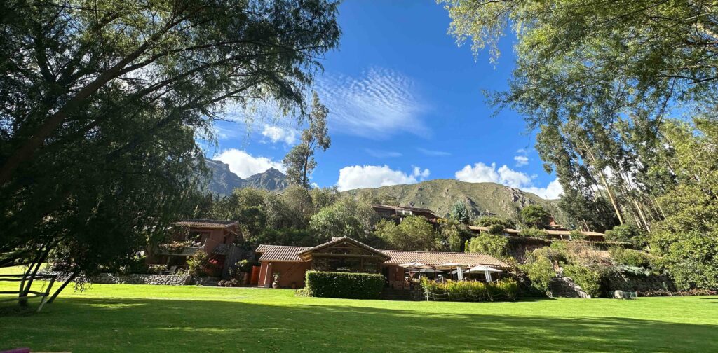 área externa no hotel de luxo do vale sagrado Belmond Rio Sagrado com gramado verde