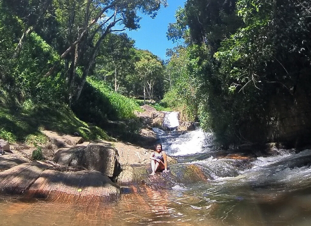 QUEDA DÁ GUA DA CACHOEIRA DOS AMORES EM SÃO BENTO DO SAPUCAÍ, COM PEDRAS, POÇO PARA BANHO E VEGETAÇÃO NATIVA
