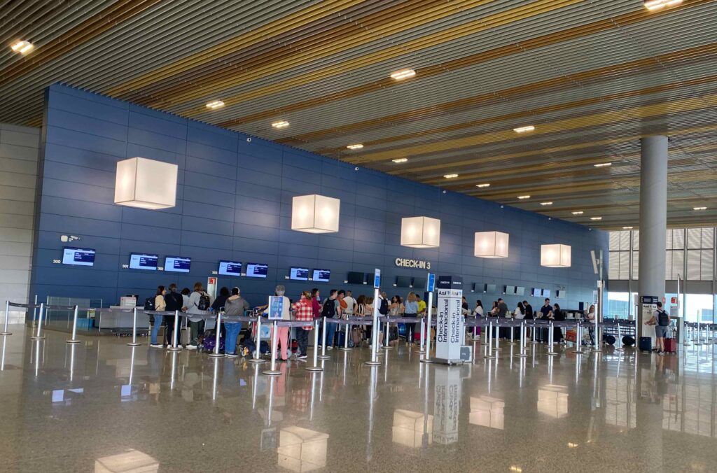 balcão de check in do aeroporto de Confins para o voo da azul internacional