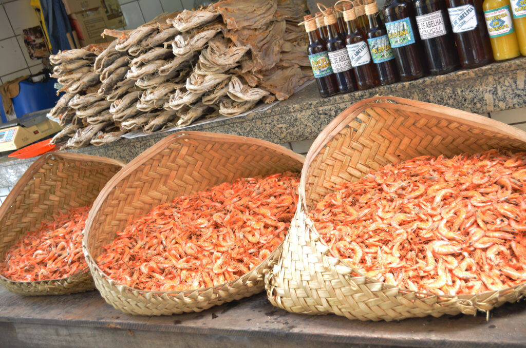 cestos de palha com camarão seco no mercado das tulhas em são luis do maranhão