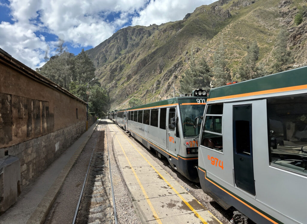 Trem mais simples na ferrovia que vai a machu picchu