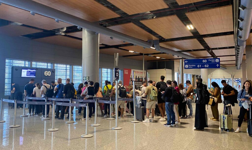 fila de passageiros para embarque internacional no aeroporto de confins