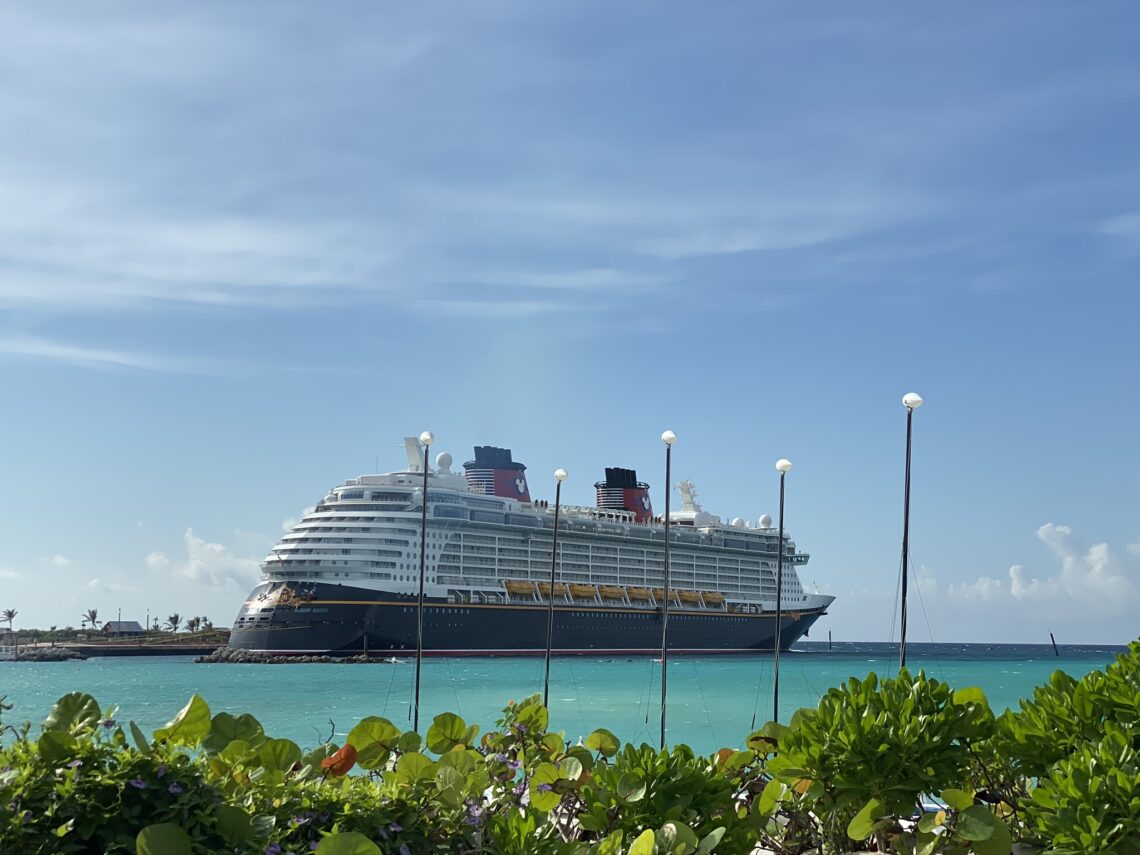 navio Disney Dream ancorado na ilha de Castaway Cay nas Bahamas