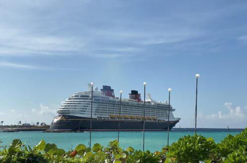 navio Disney Dream ancorado na ilha de Castaway Cay nas Bahamas