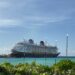 navio Disney Dream ancorado na ilha de Castaway Cay nas Bahamas