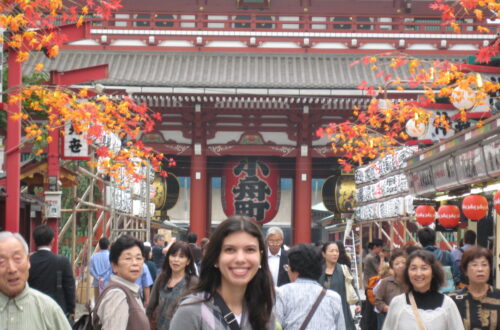 templo sensoji em asakusa, toquio, japão e muitas pessoas andando na rua e vendo as lojas