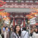 templo sensoji em asakusa, toquio, japão e muitas pessoas andando na rua e vendo as lojas