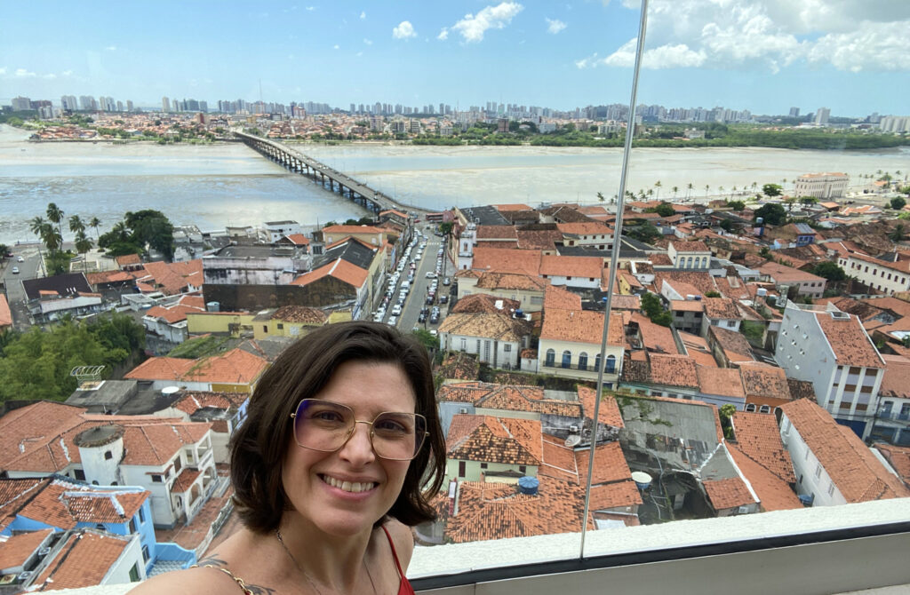 mulher fazendo selfie no mirante com a vista de São Luís do Maranhão ao fundo: centro histórico e cidade nova