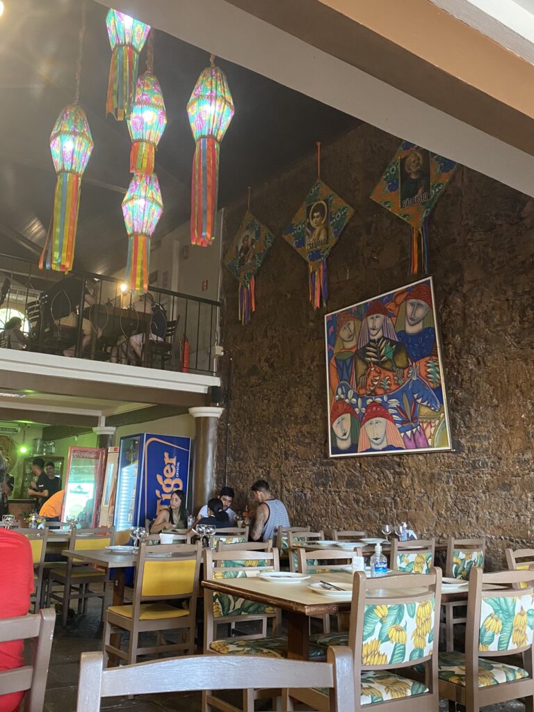 Interior do restaurante Feijão de Corda em São Luís do Maranhão. Balões de São João e cadeiras coloridas na decoração