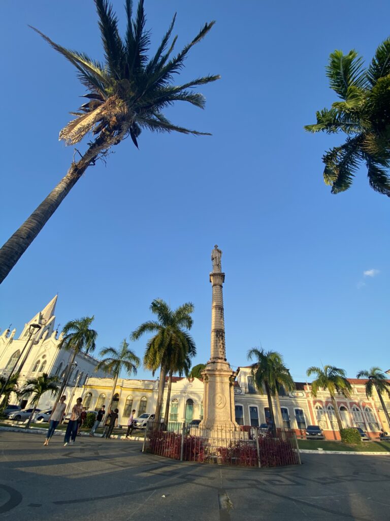 Praça Gonçalves Dias em São Luís do Maranhão cm palmeiras e igreja ao fundo