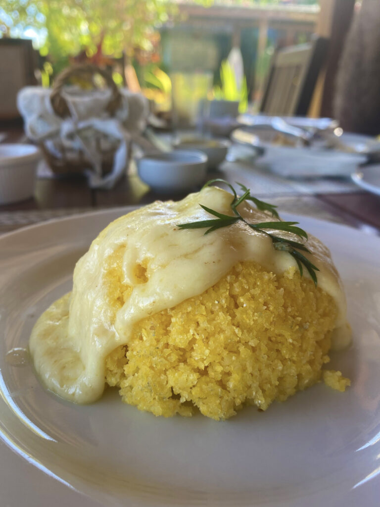 prato de cuscus amarelo com queijo derretido por cima