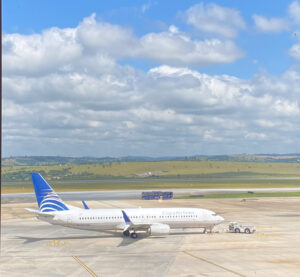 avião da copa airlines na pista