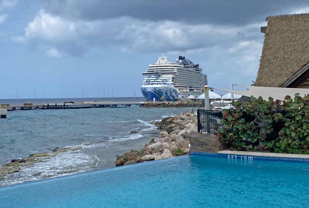 navio parado no porto perto da piscina do hotel renaissance