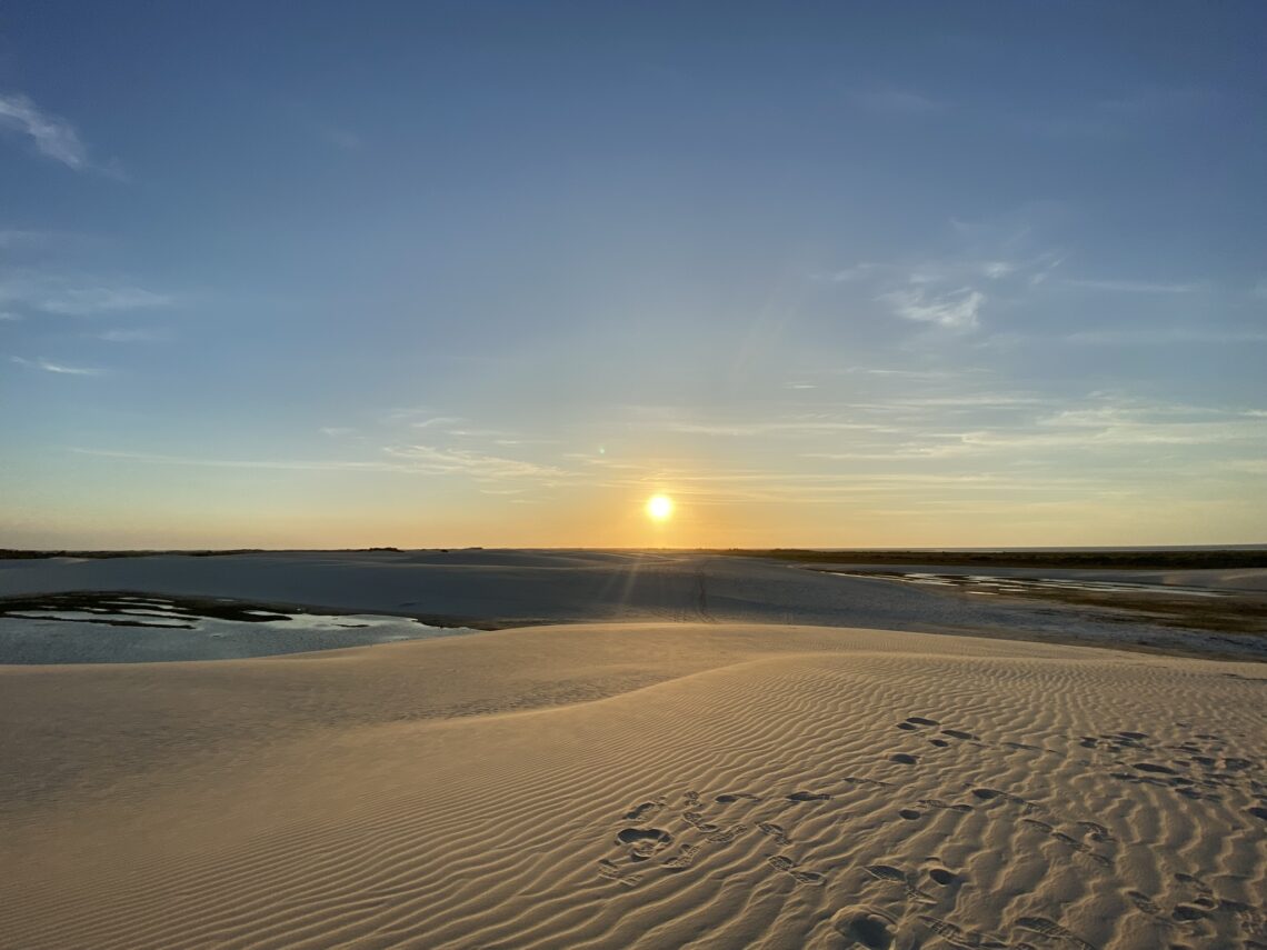 dunas de atins nos lençóis maranhenses com por do sol ao fundo