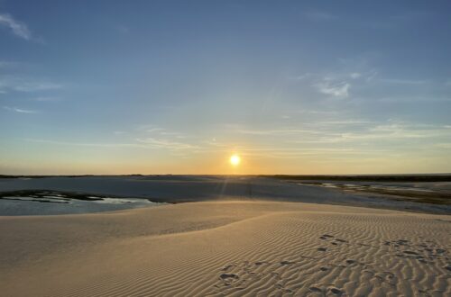 dunas de atins nos lençóis maranhenses com por do sol ao fundo