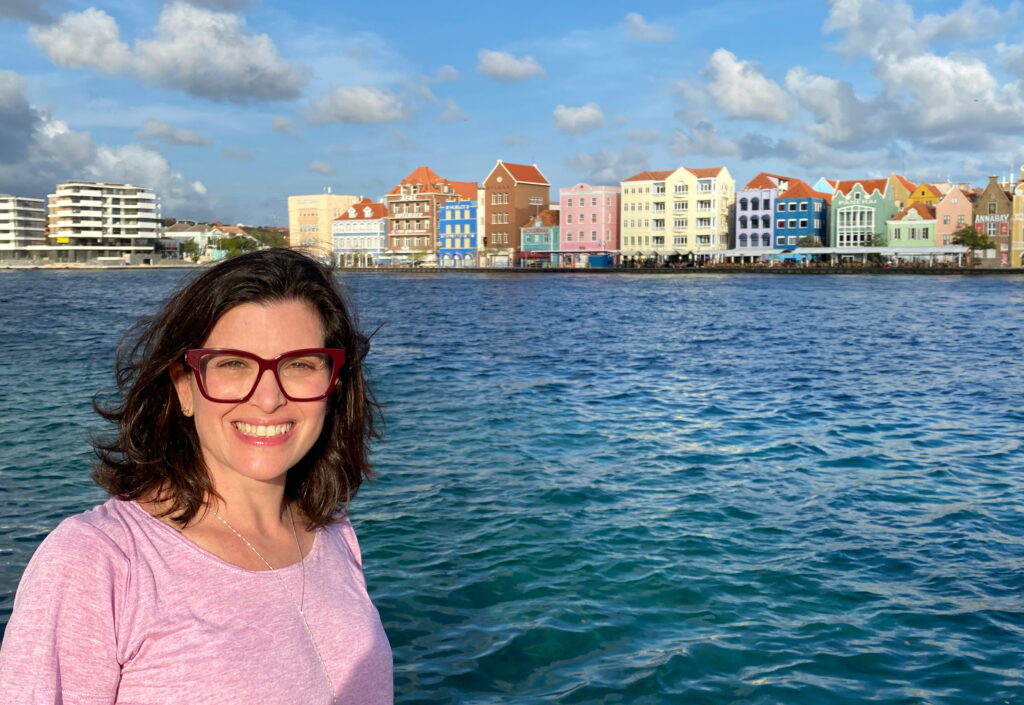 casas coloridas de curaçao ao fundo