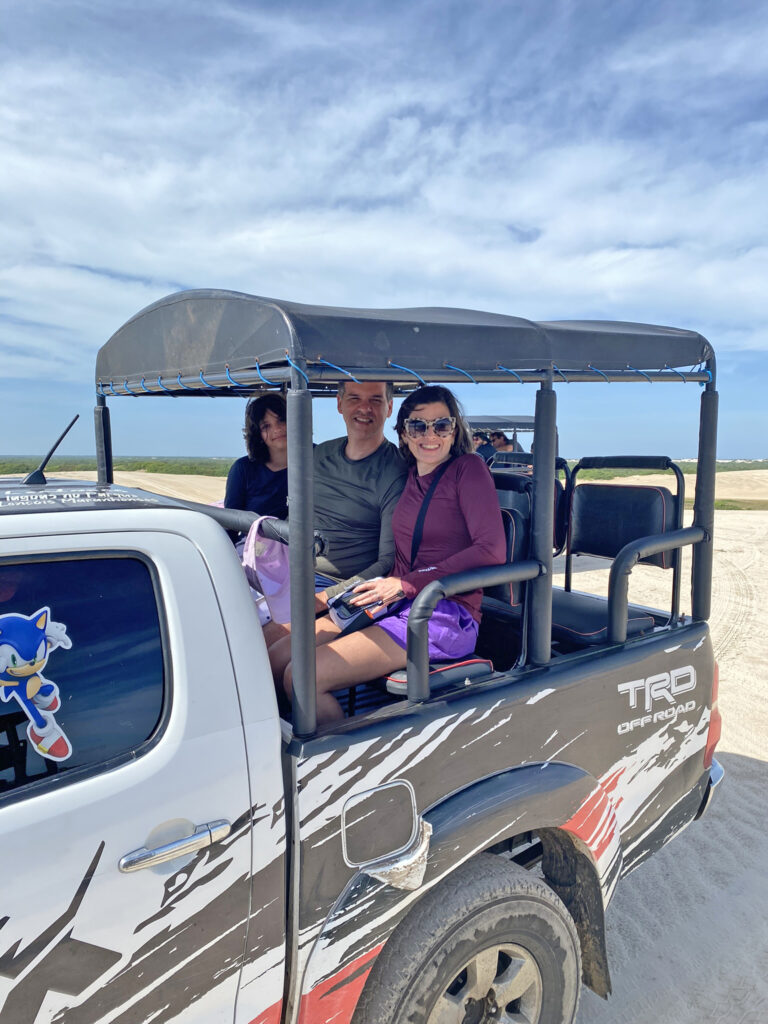 familia fazendo passeio em jardineira 4x4 nasdunas dos lençóis maranhenses