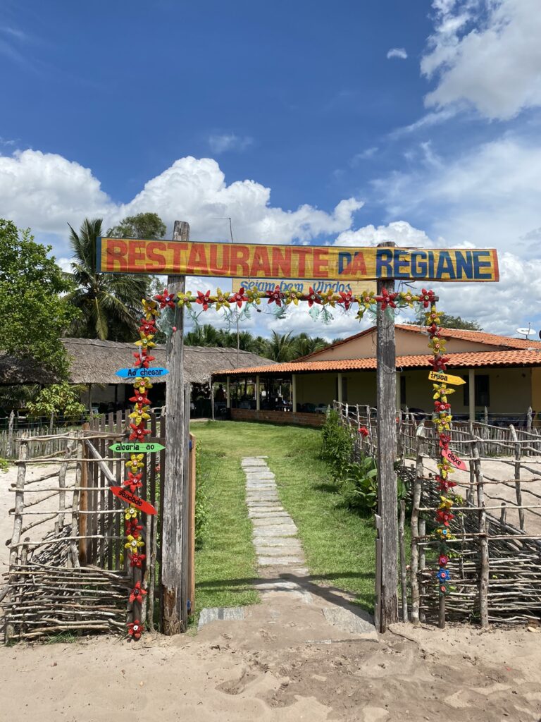 fachada de um restaurante simples em madeira no meio das dunas dos lençois maranhenses