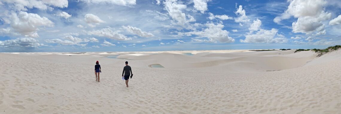 duas pessoas caminhando nas dunas dos lençois maranhenses