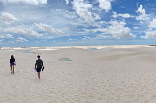 duas pessoas caminhando nas dunas dos lençois maranhenses