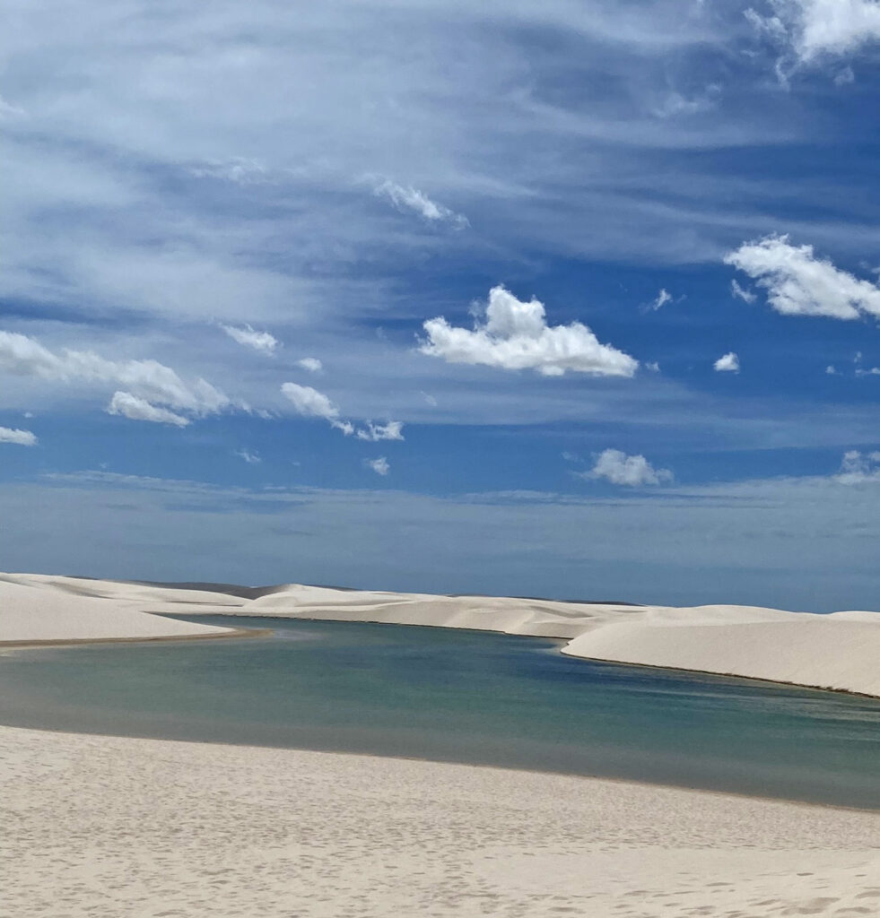 visão da lagoa bonita nos lençóis maranhenses de cima das dunas