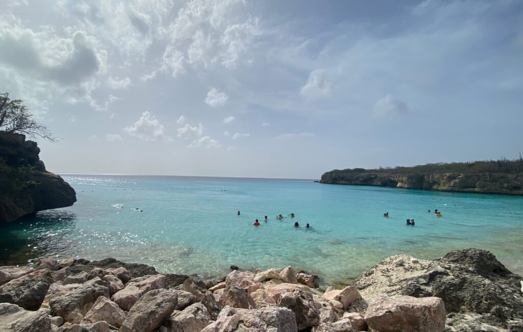 foto de uma praia de aguas azuis em curaçao