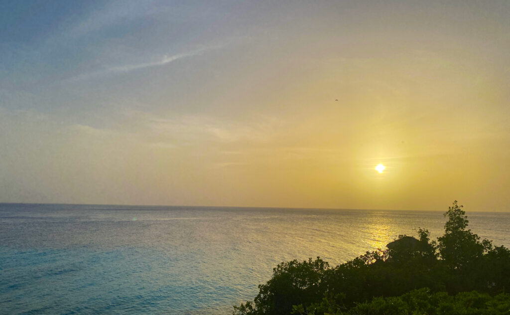 por do sol em praia de curaçao