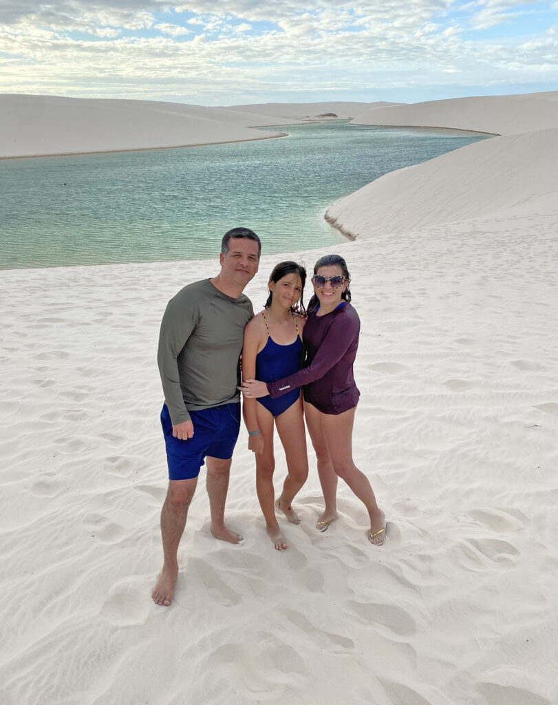 família posando para foro em frente à lagoa azul nos lençóis maranhenses