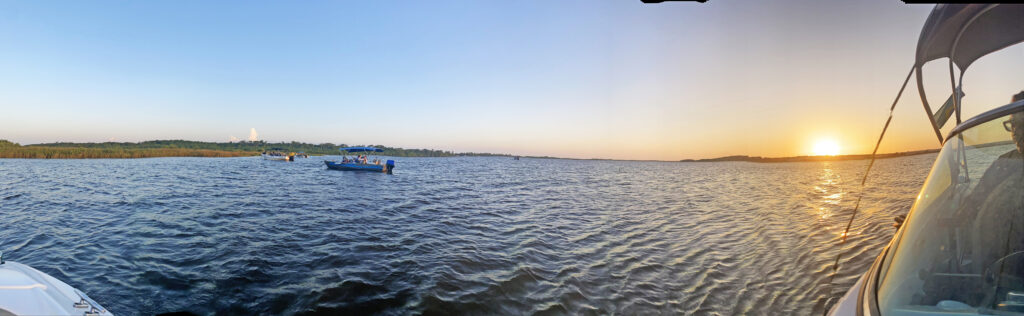 Barcos parados no Rio Preguiças no Maranhão para ver o por do ol