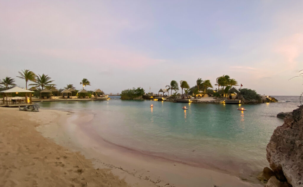 praia privativa do hotel Baoase em Curaçao