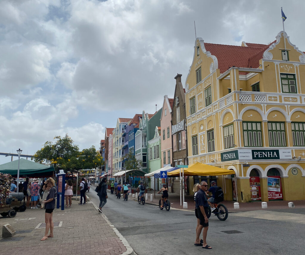 centro de curaçao com casas coloridas e comércio