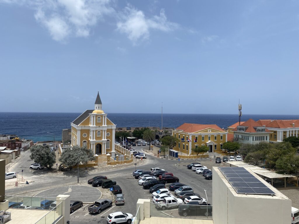 Praça principal de Curaçao com igreja e estacionamento