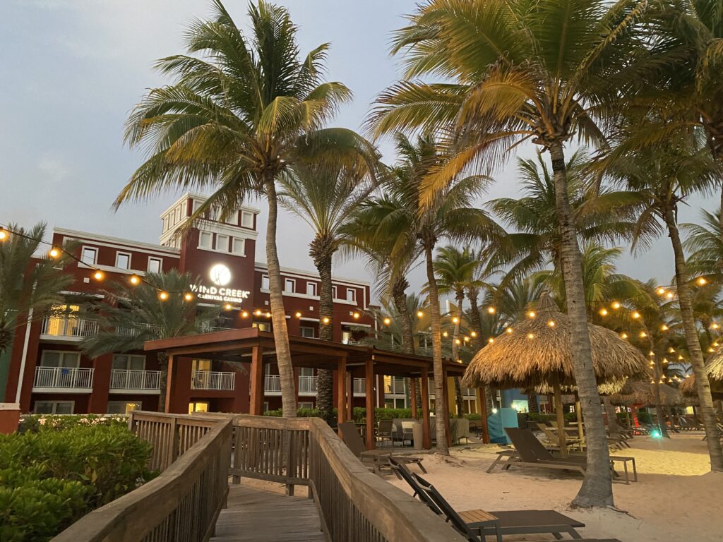 fachada e praia do hotel Renaissance Wind Creek em Curaçao