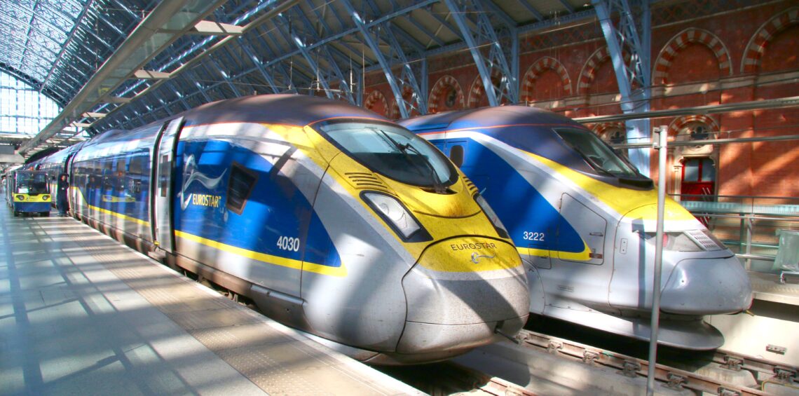 dois trens de alta velocidade eurostar na estação de st pancras em londres