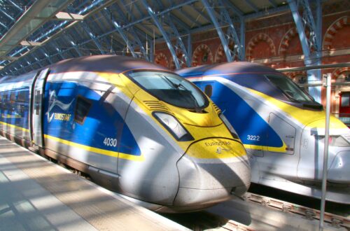 dois trens de alta velocidade eurostar na estação de st pancras em londres