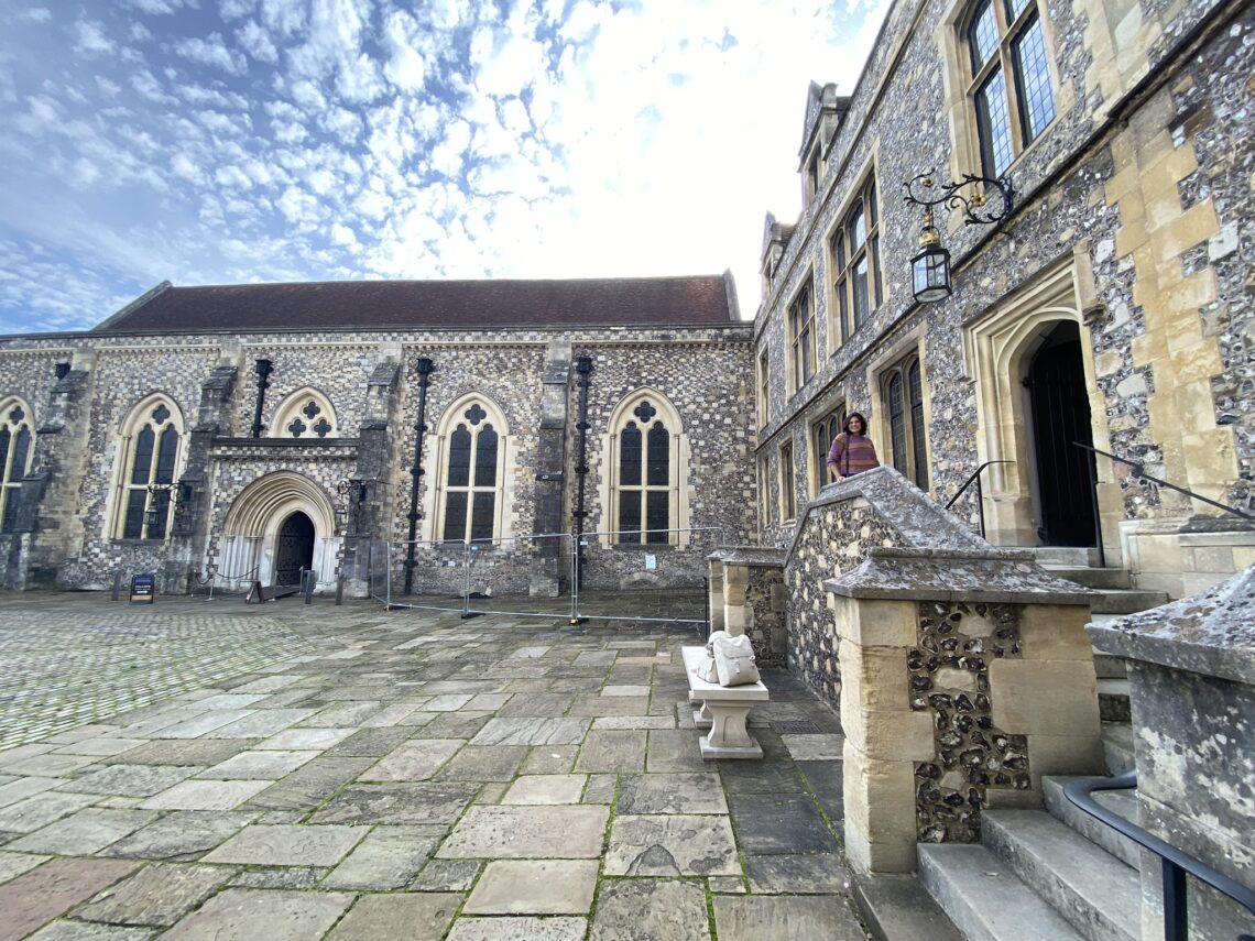 patio do grande salão de winchester, com predios de pedra