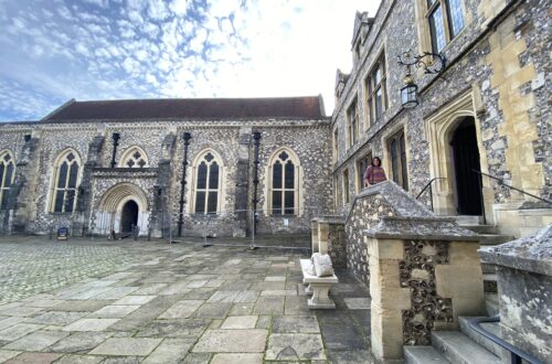 patio do grande salão de winchester, com predios de pedra