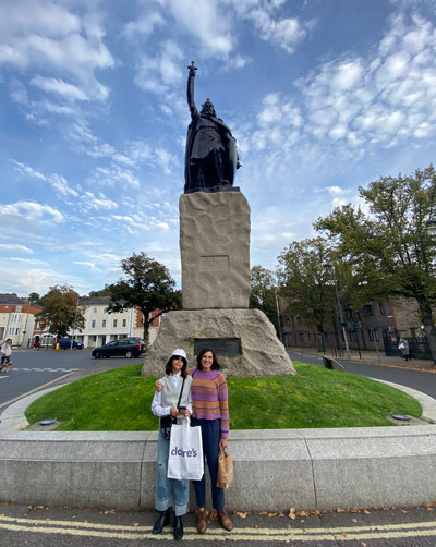 fotos de duas pessoas em frente a estatua de bronze do rei alfredo o grande na cidade de winchester na inglaterre