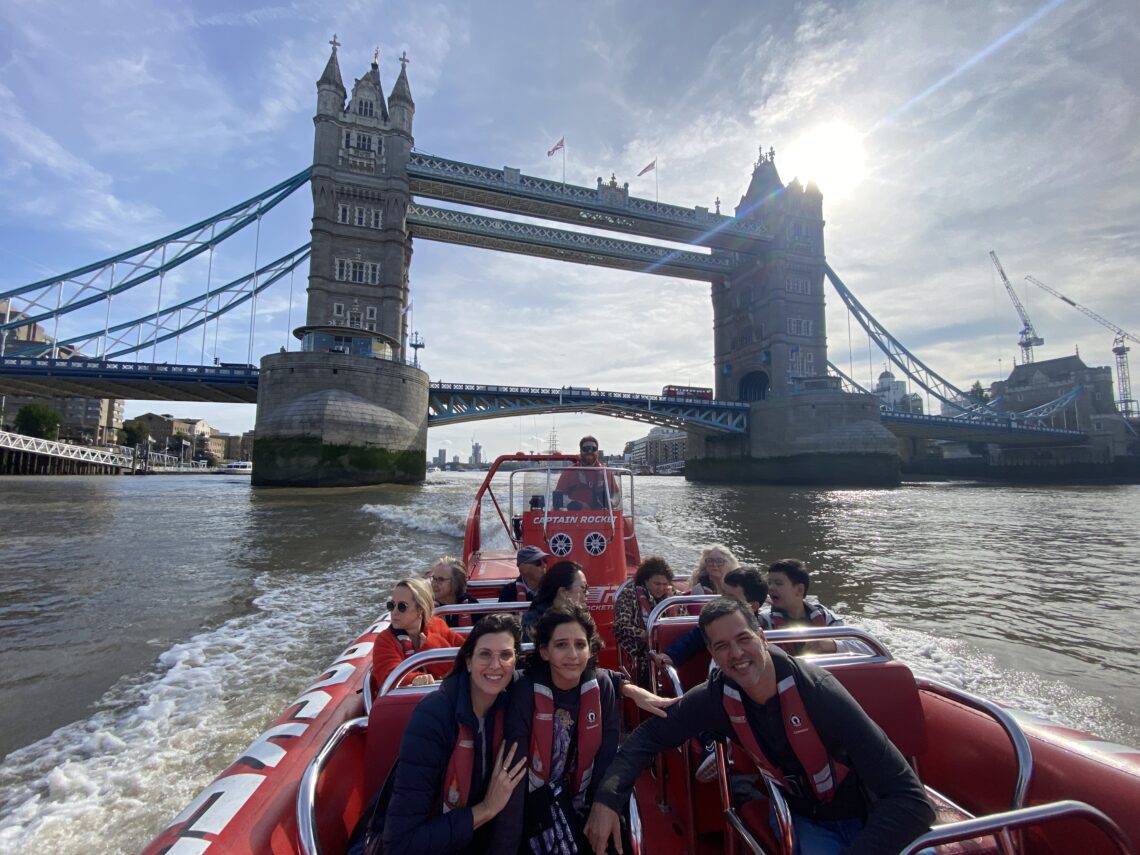 passeio de barco rápido no rio Tamisa, com a Tower Bridge ao fundo.