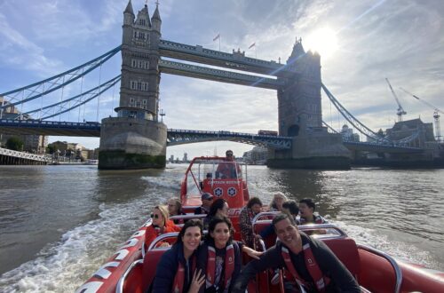 passeio de barco rápido no rio Tamisa, com a Tower Bridge ao fundo.