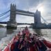 passeio de barco rápido no rio Tamisa, com a Tower Bridge ao fundo.