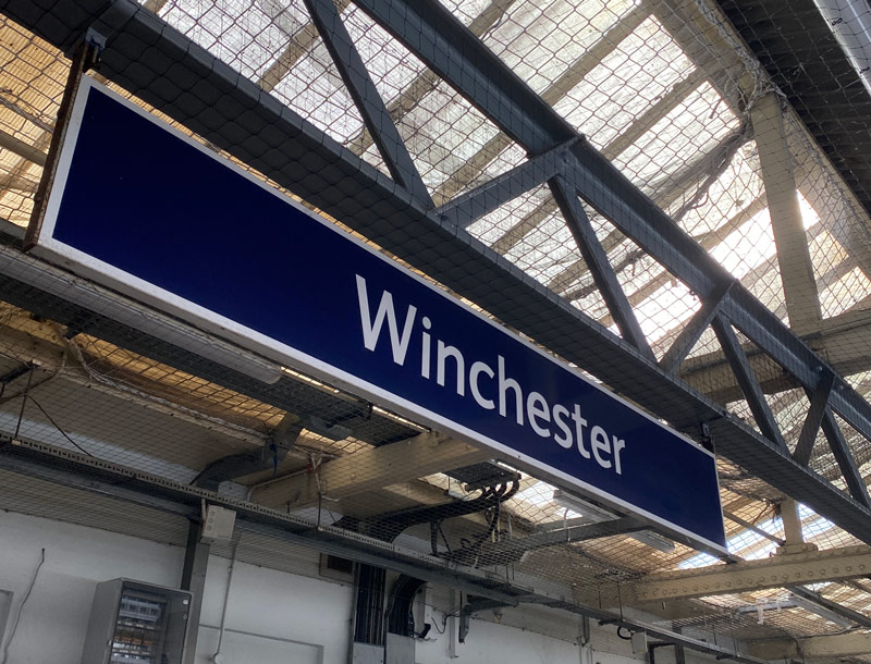 placa da estacao de winchester chegando de um bate e volta de londres