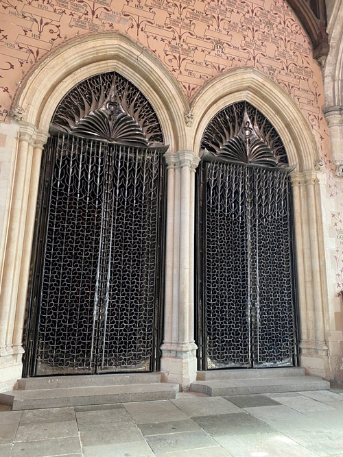 portão do grande salão de winchester em ferro que foi presente para os pícipes de Gales, Charles e Diana