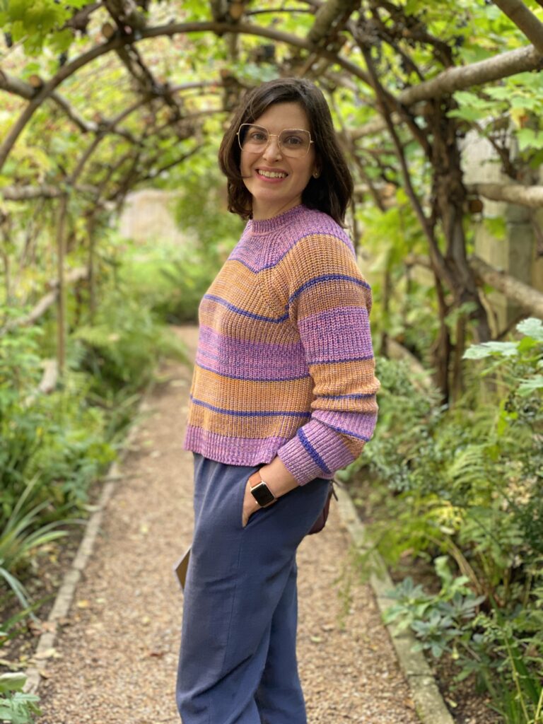 mulher passeando nos tuneis de plantas do jardim de eleonora em winchester fazendo um bate e volta de londres